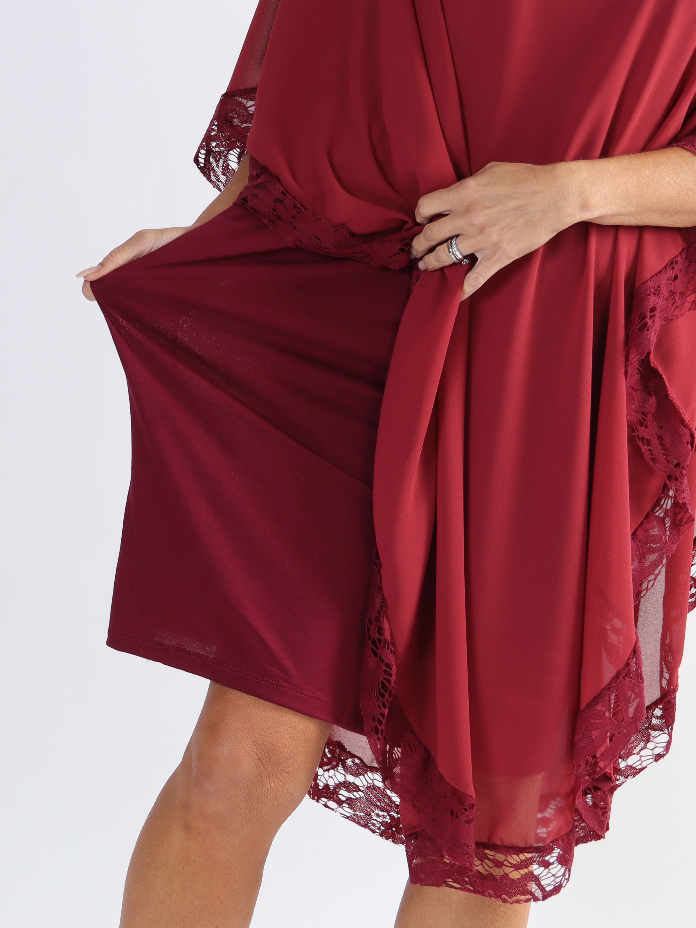 Kenya Edge - Plus size tunikaklänning med chiffonglager och spetskant